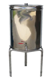 Fut inox fond plat pour macérations de plantes avec options : support trépied, vanne de prélèvement ou robinet latéral.